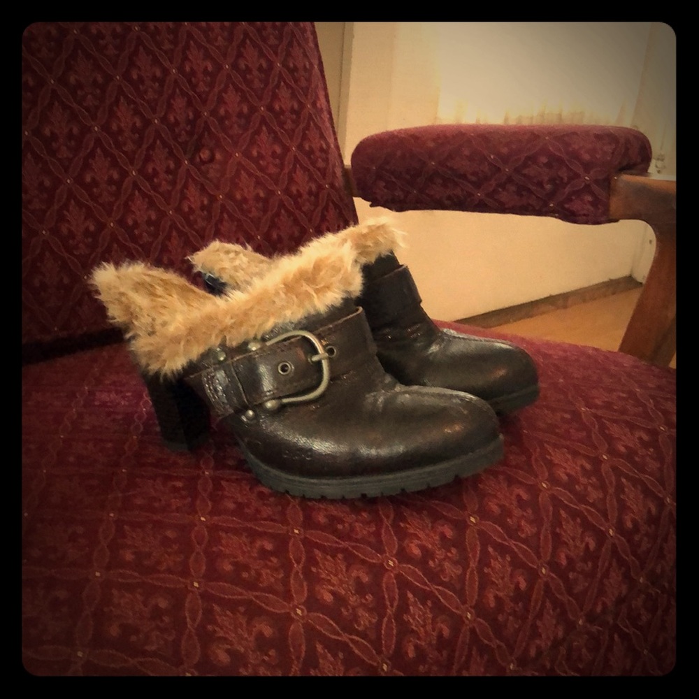 BOC CLOGS SIZE 8